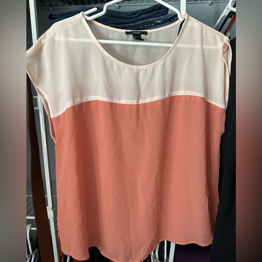 Forever 21 brand
Like new condition 
Size large 
Short sleeve blouse